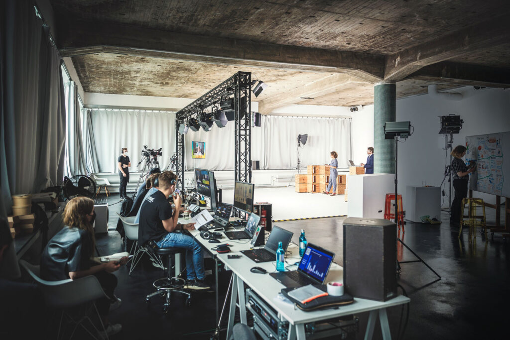 Professionelles Livestream-Produktionsstudio mit Technikteam, Kameras, Lichtaufbau und Moderationsbereich von Edelmat